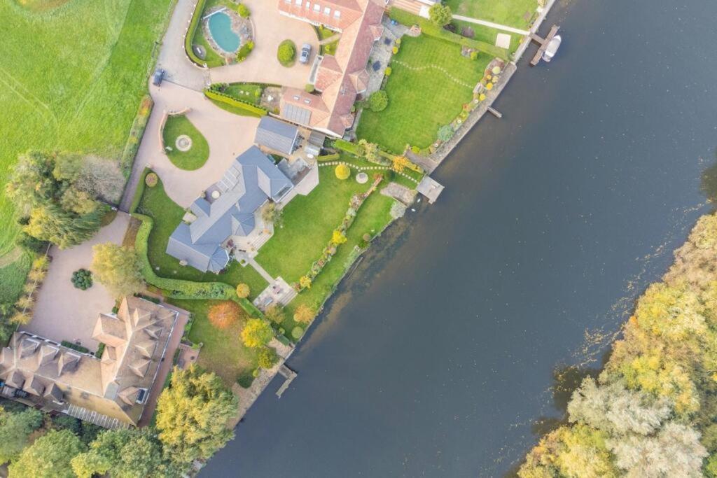 Riverside Bliss In Windsor, 5 Bed, Secure Parking Exterior foto