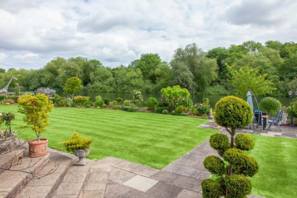 Riverside Bliss In Windsor, 5 Bed, Secure Parking Exterior foto