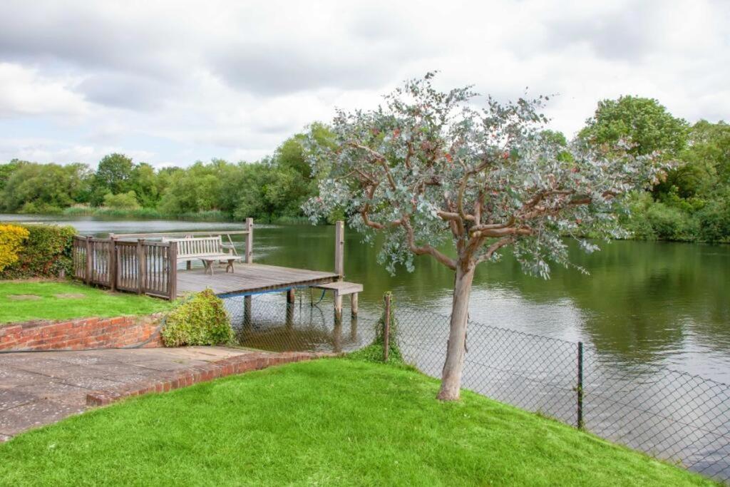 Riverside Bliss In Windsor, 5 Bed, Secure Parking Exterior foto